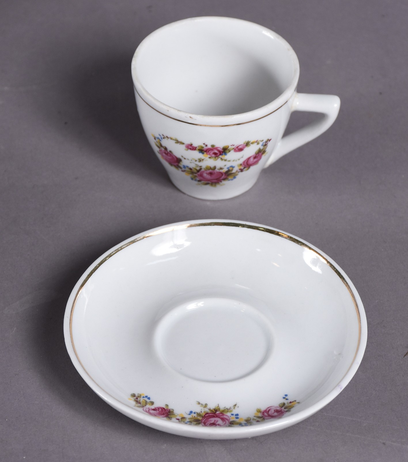 Serviço de porcelana "Pozzani" composto de: 5 xícaras de chá com... - foto 2 de 10