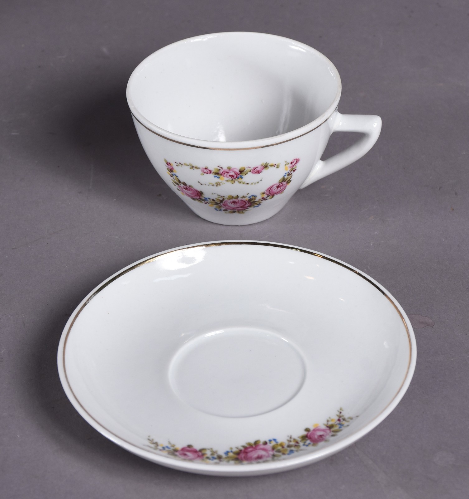 Serviço de porcelana "Pozzani" composto de: 5 xícaras de chá com... - foto 3 de 10