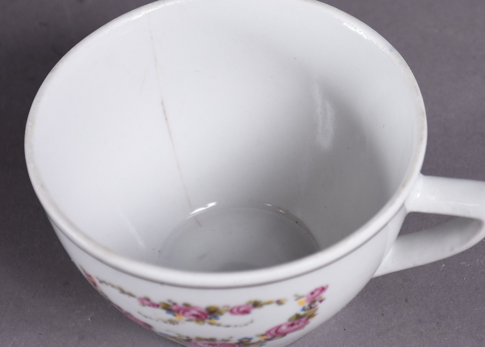 Serviço de porcelana "Pozzani" composto de: 5 xícaras de chá com... - foto 10 de 10