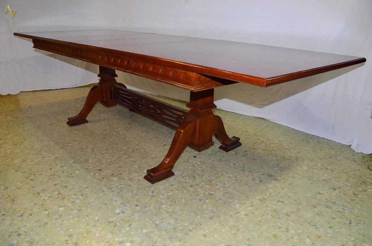 Mesa de jantar de madeira nobre, saia com entalhes, base com 2...