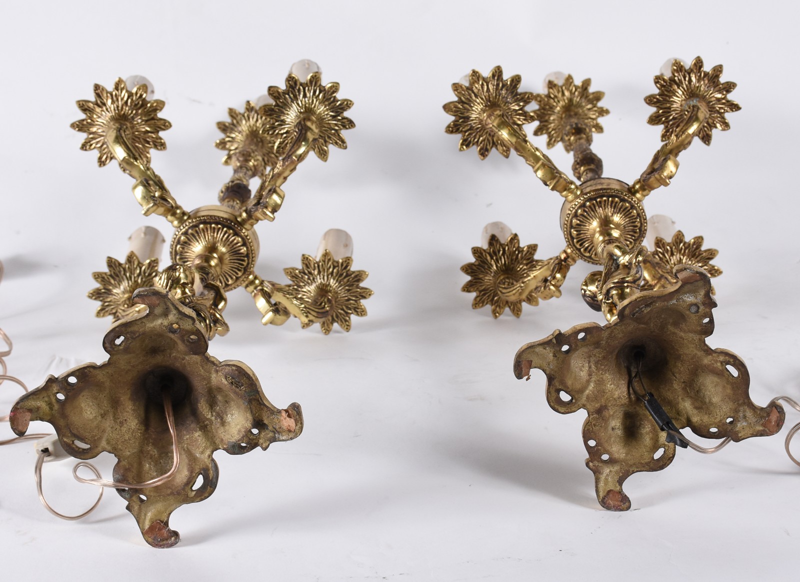 Par de abatjoures na forma de candelabros de bronze para 5 luzes... - foto 5 de 5