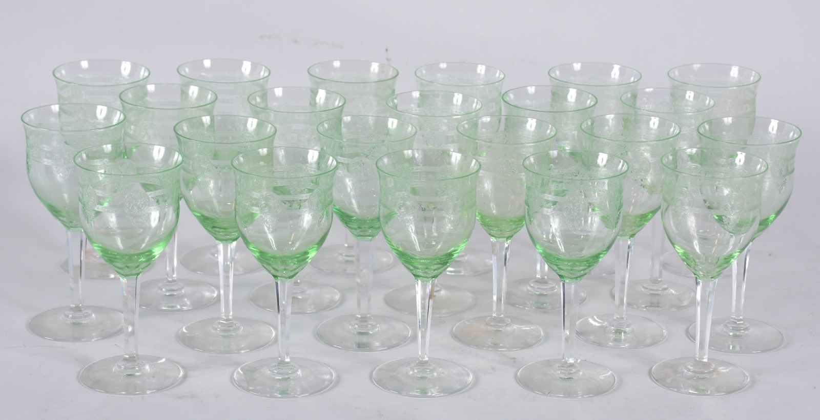 Vinte e dois cálices para vinho branco de cristal lavrado na cor... - foto 1 de 4