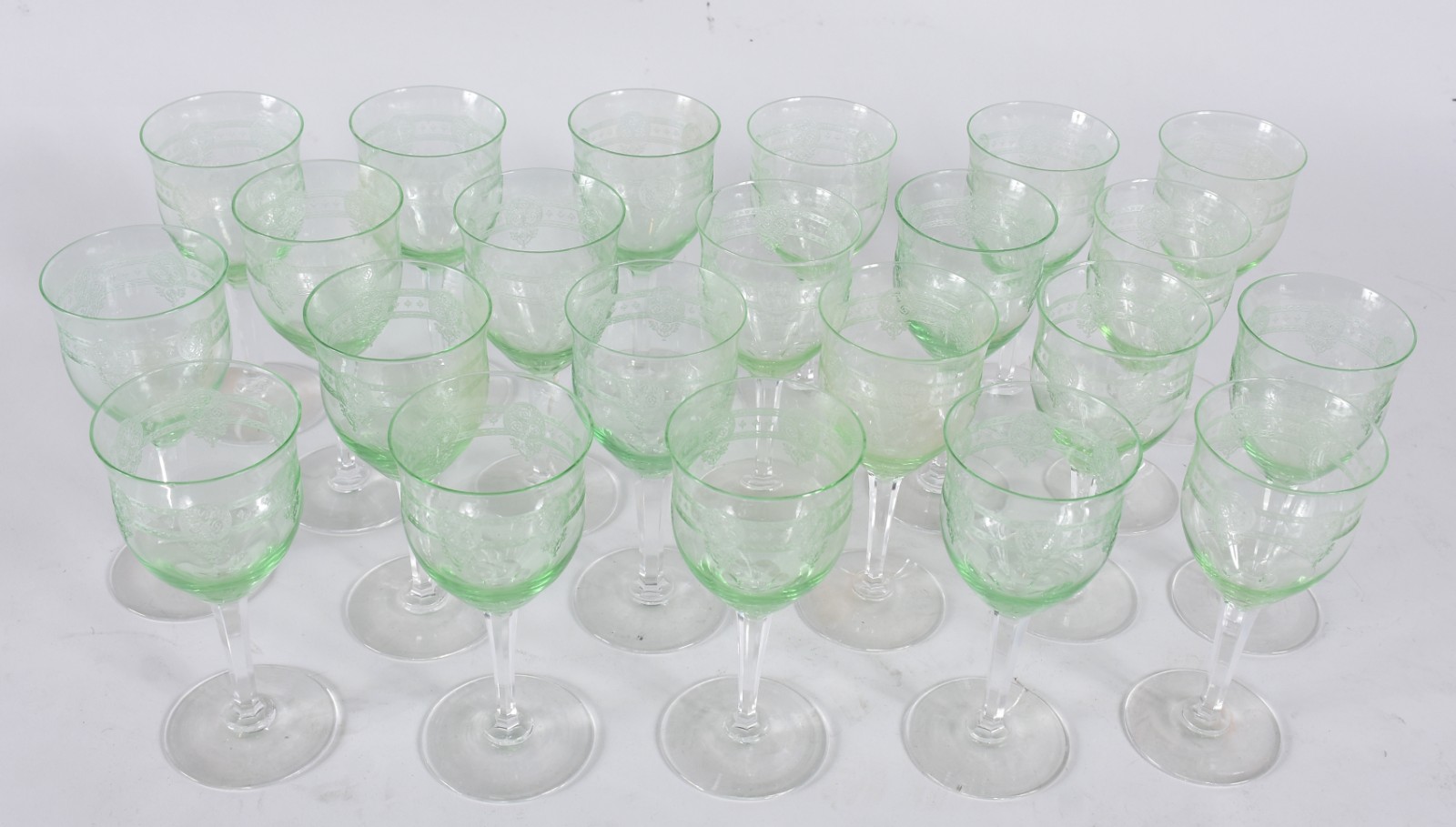 Vinte e dois cálices para vinho branco de cristal lavrado na cor... - foto 3 de 4
