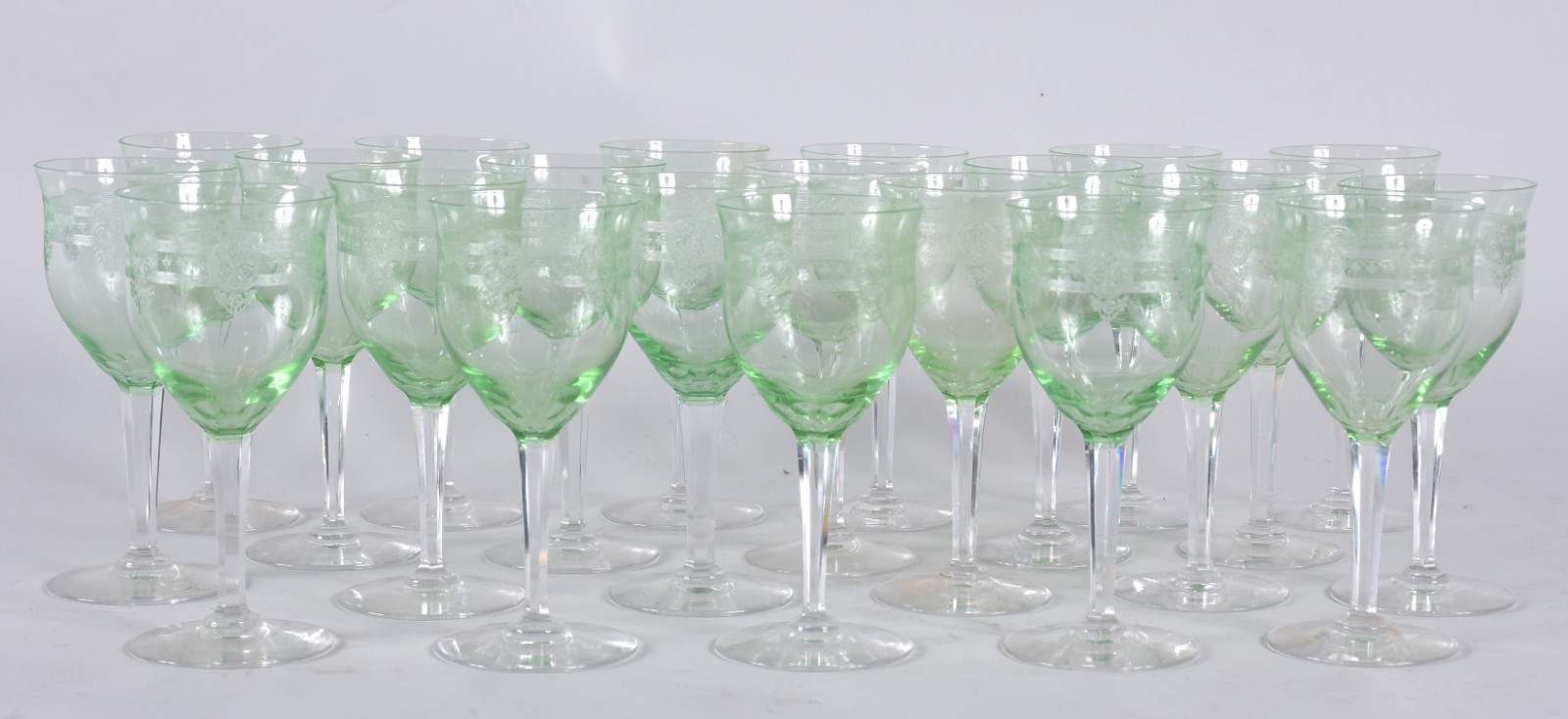 Vinte e dois cálices para vinho branco de cristal lavrado na cor... - foto 4 de 4