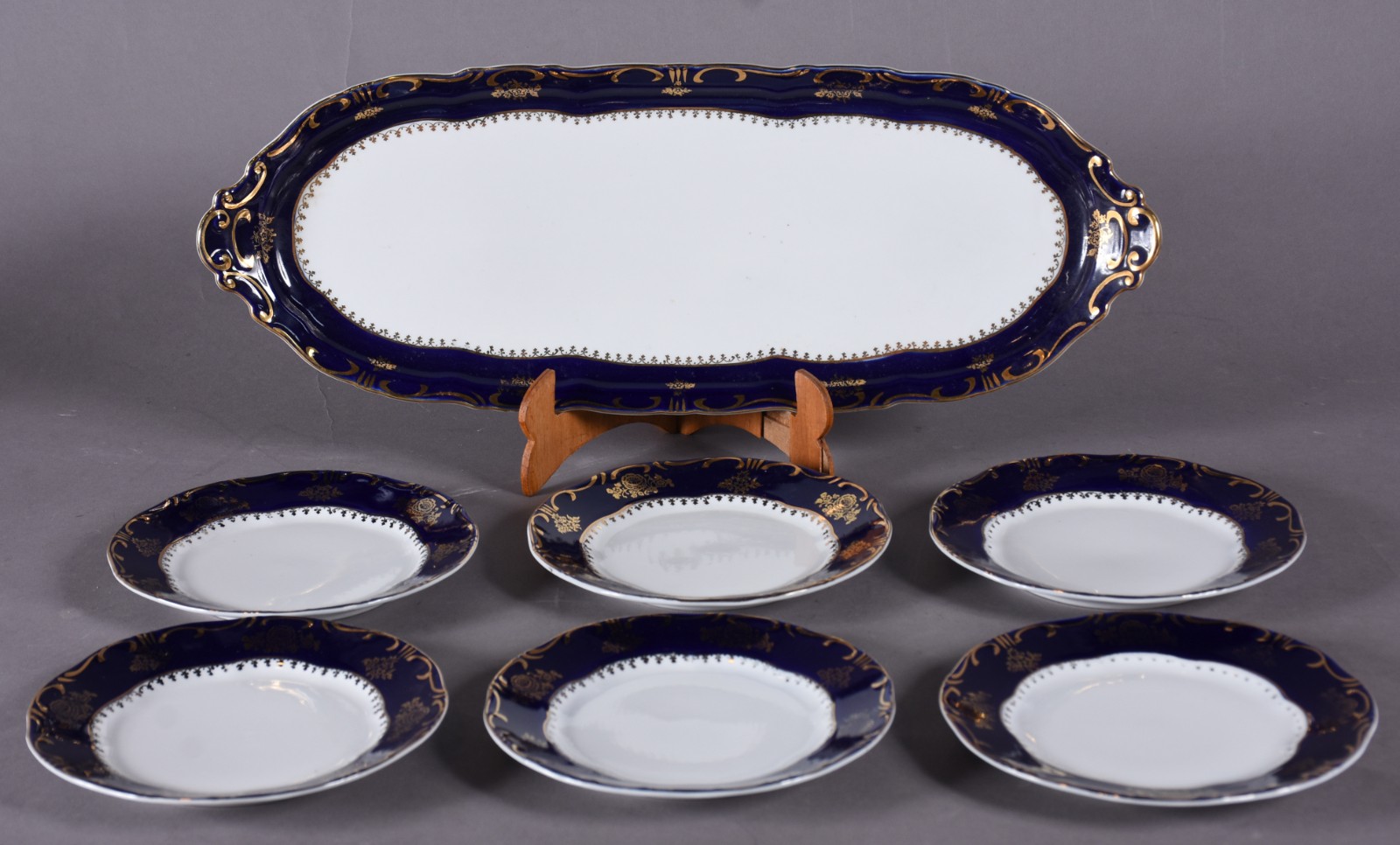 Serviço para rocambole de porcelana Húngara na cor branca com borda... - foto 1 de 6