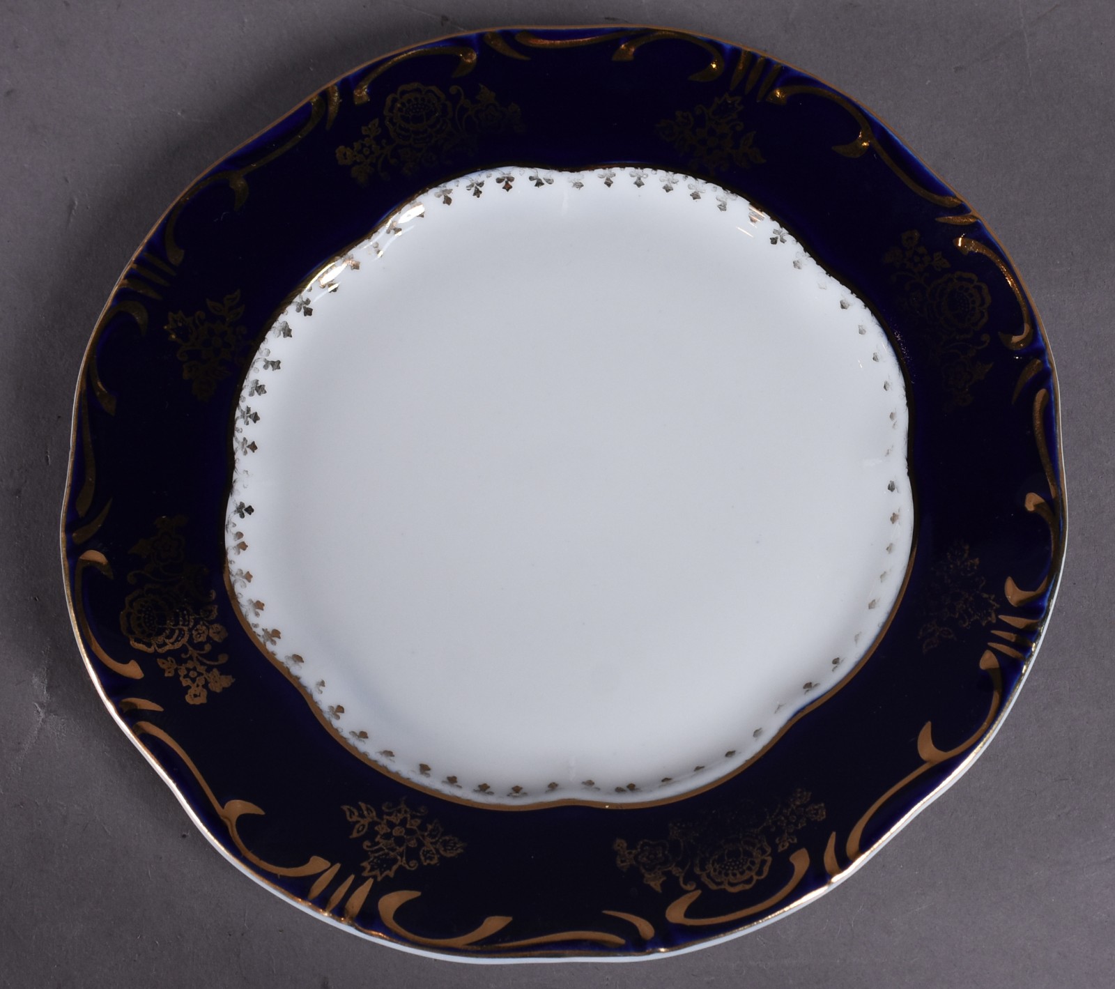 Serviço para rocambole de porcelana Húngara na cor branca com borda... - foto 2 de 6
