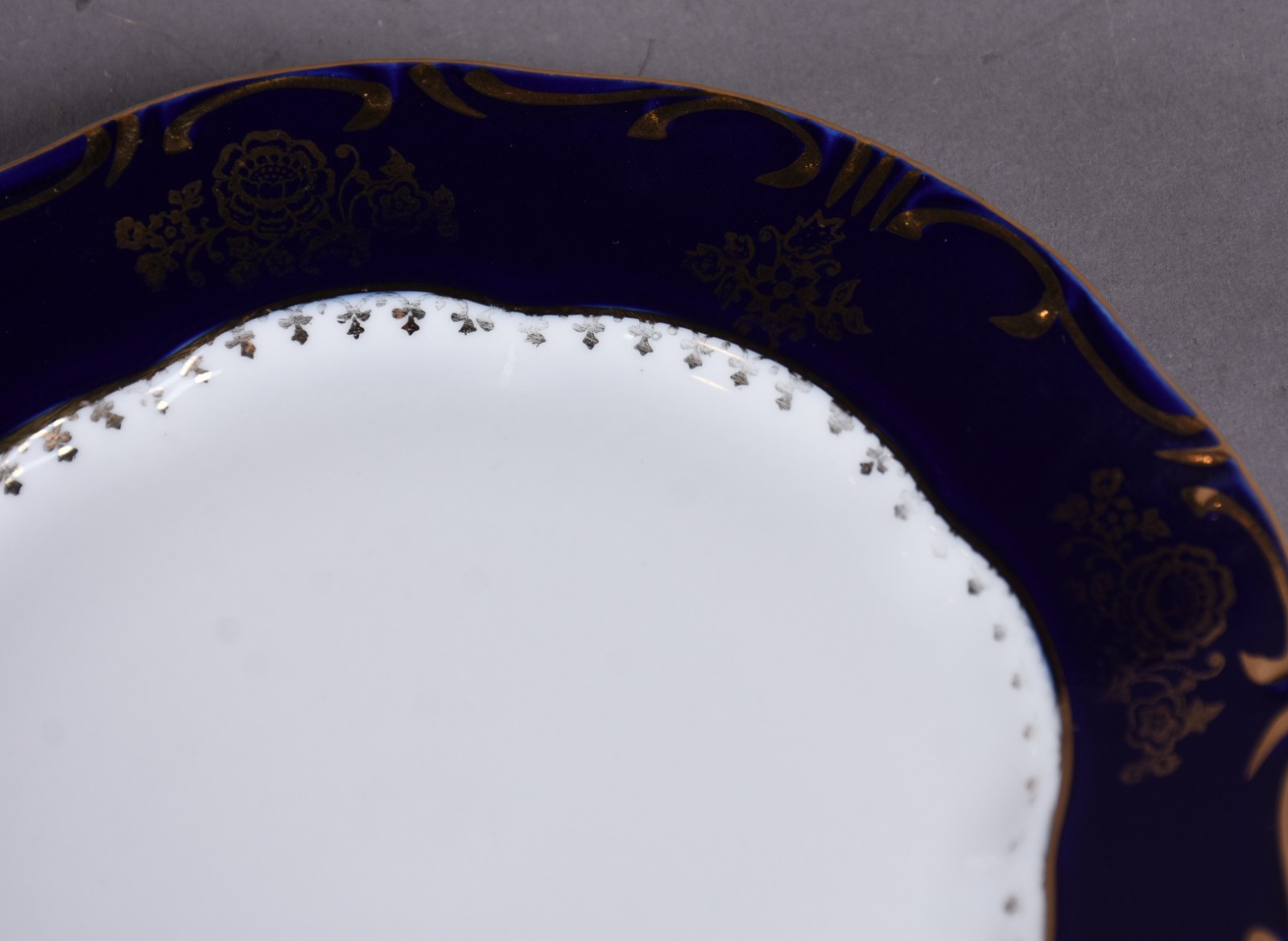 Serviço para rocambole de porcelana Húngara na cor branca com borda... - foto 3 de 6