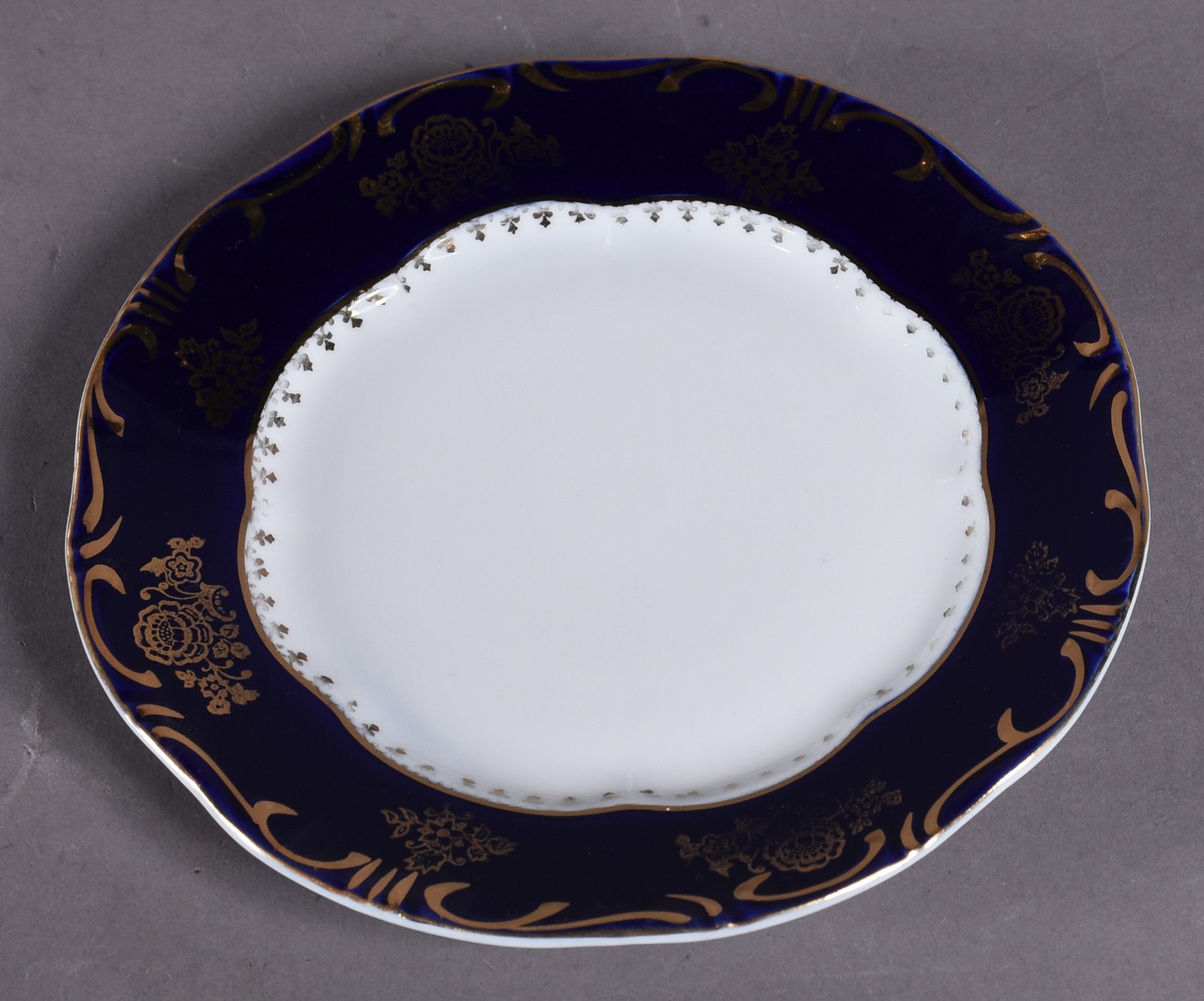 Serviço para rocambole de porcelana Húngara na cor branca com borda... - foto 4 de 6
