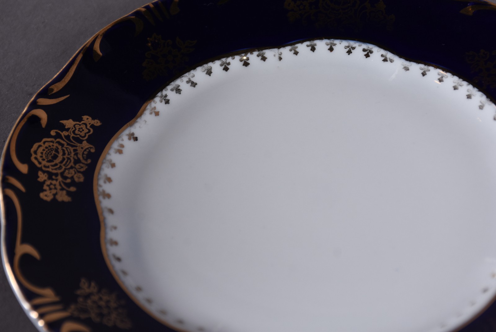 Serviço para rocambole de porcelana Húngara na cor branca com borda... - foto 6 de 6