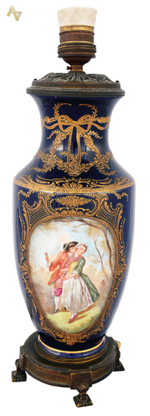 Abajour de porcelana francesa de Sèvres na cor azul cobalto com cena...