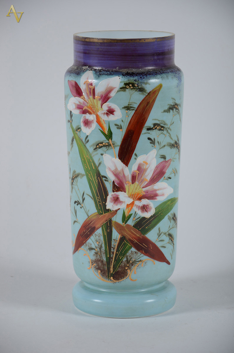 Vaso de opalina com flores em policromia. Alt. 30 cm.