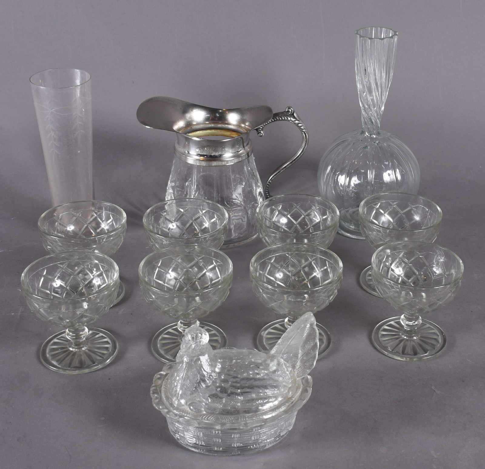 Diversas peças de vidro, sendo: 8 taças para sobremesa, 2 vasos... - foto 2 de 6