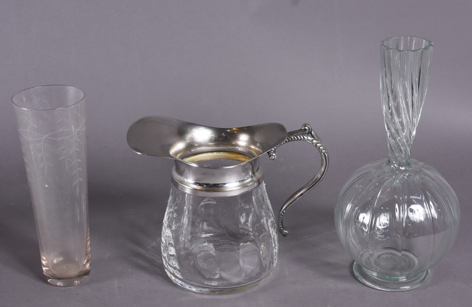 Diversas peças de vidro, sendo: 8 taças para sobremesa, 2 vasos... - foto 3 de 6