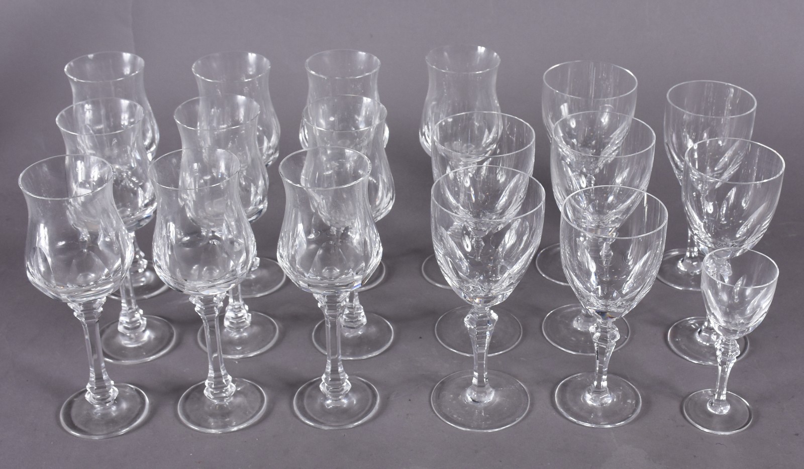 Parte de serviço de cristal composto de: 4 para vinho branco, 3 para... - foto 1 de 4