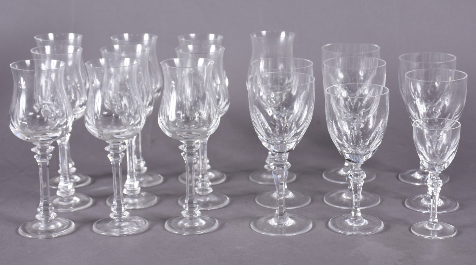 Parte de serviço de cristal composto de: 4 para vinho branco, 3 para... - foto 2 de 4