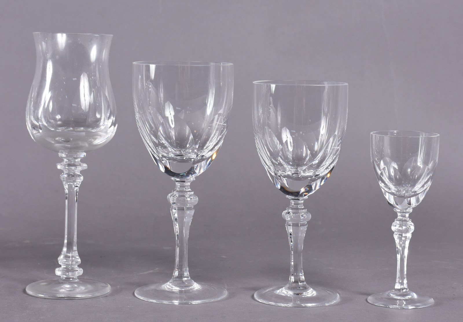 Parte de serviço de cristal composto de: 4 para vinho branco, 3 para... - foto 3 de 4