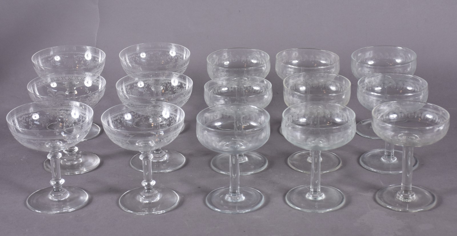 Quinze taças para champagne, sendo 9 de vidro com grega e 6 de... - foto 1 de 5