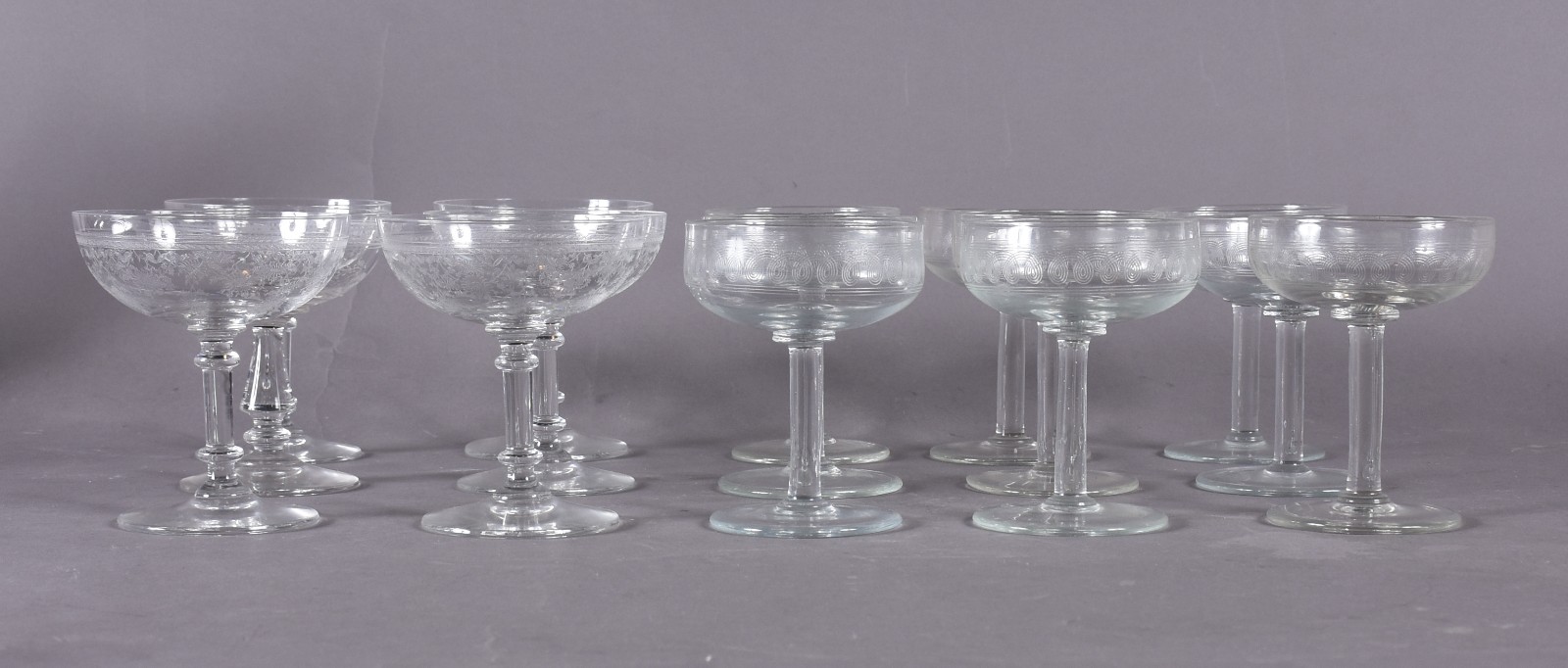 Quinze taças para champagne, sendo 9 de vidro com grega e 6 de... - foto 2 de 5