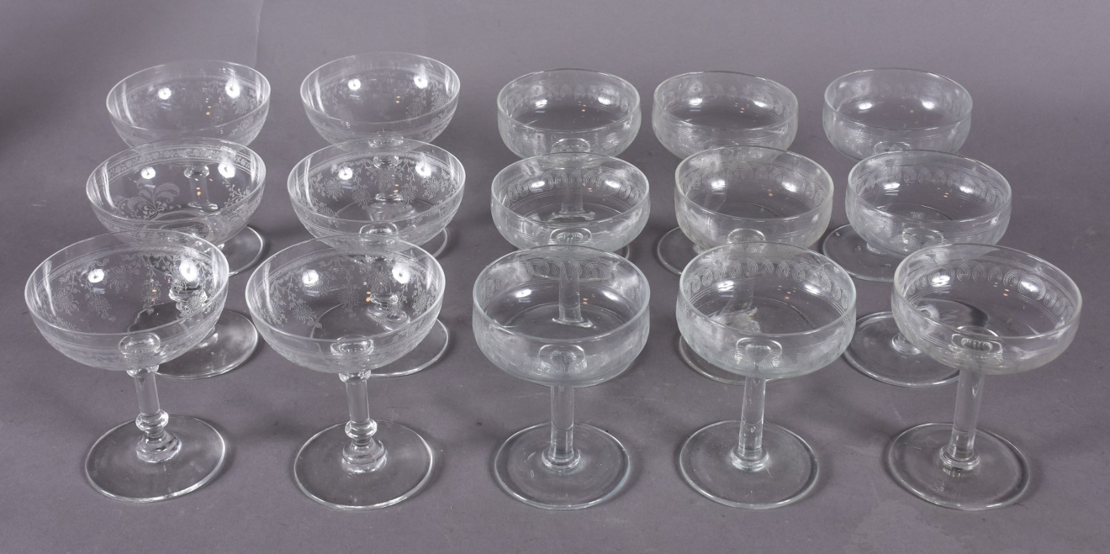 Quinze taças para champagne, sendo 9 de vidro com grega e 6 de... - foto 3 de 5