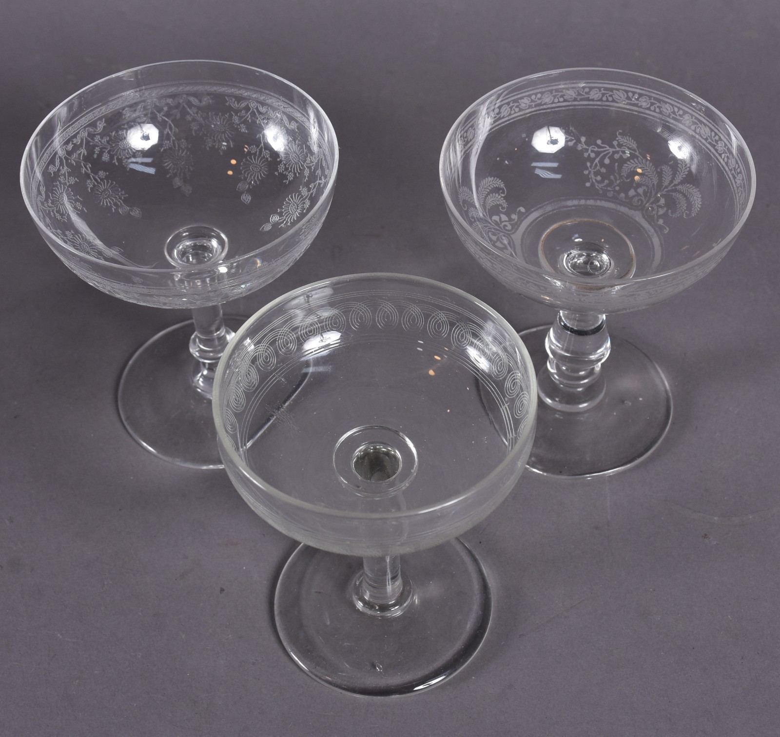 Quinze taças para champagne, sendo 9 de vidro com grega e 6 de... - foto 4 de 5