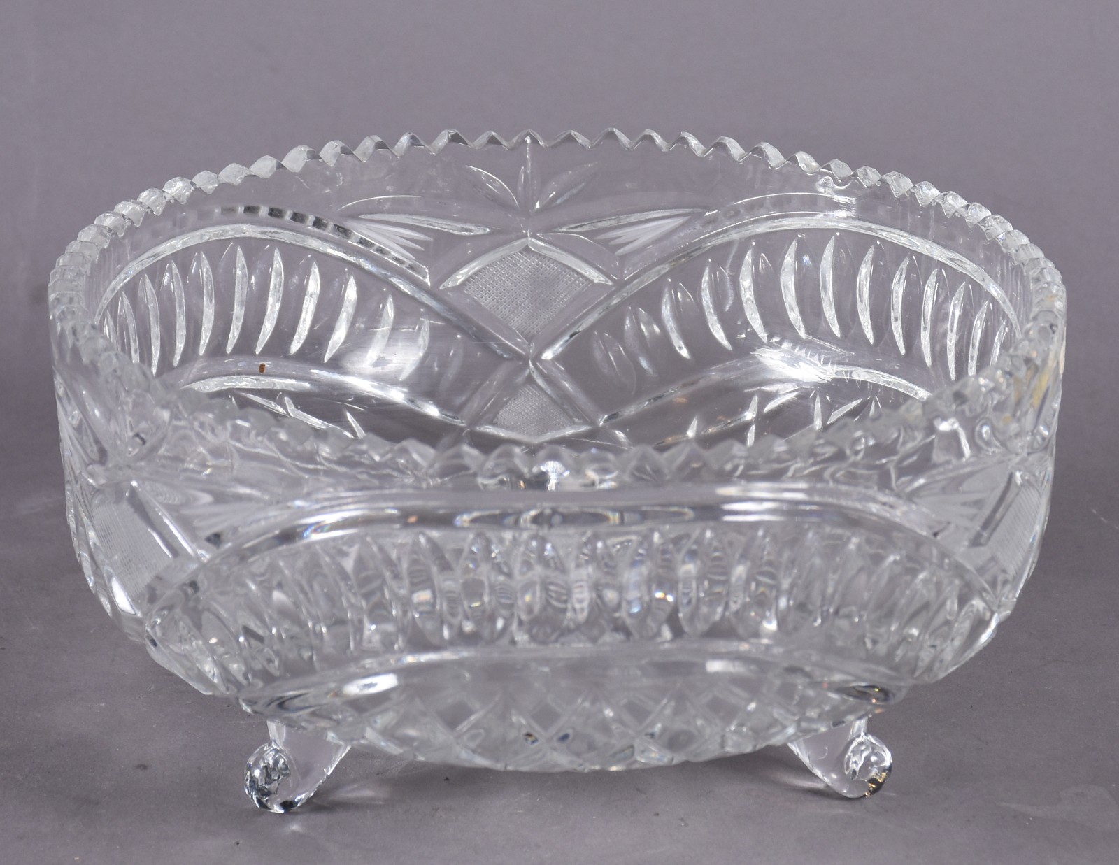 Fruteira de cristal tcheco lapidado, apoio em tres pés, borda... - foto 1 de 3