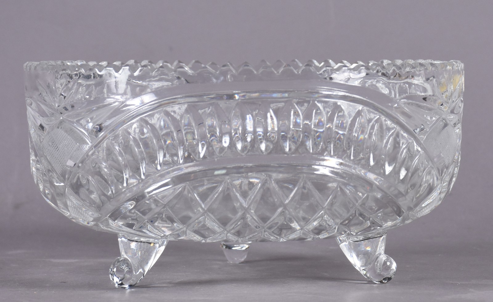 Fruteira de cristal tcheco lapidado, apoio em tres pés, borda... - foto 2 de 3
