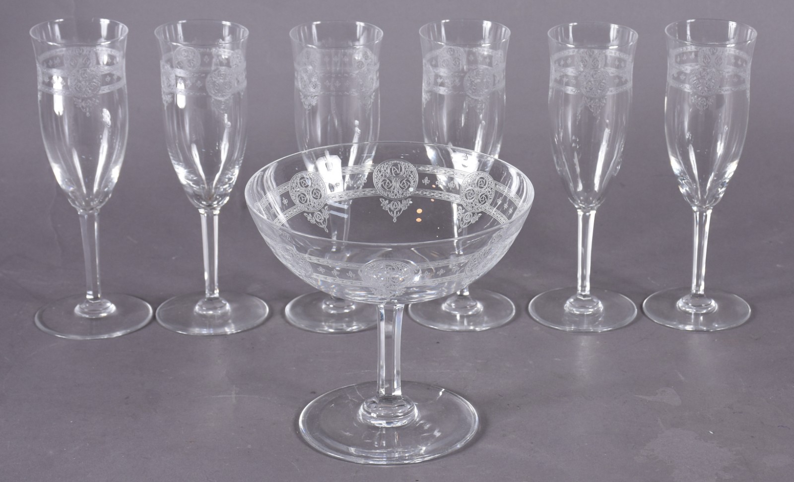 Sete peças de cristal frances lavrado, sendo 6 flutes para champagne... - foto 1 de 5