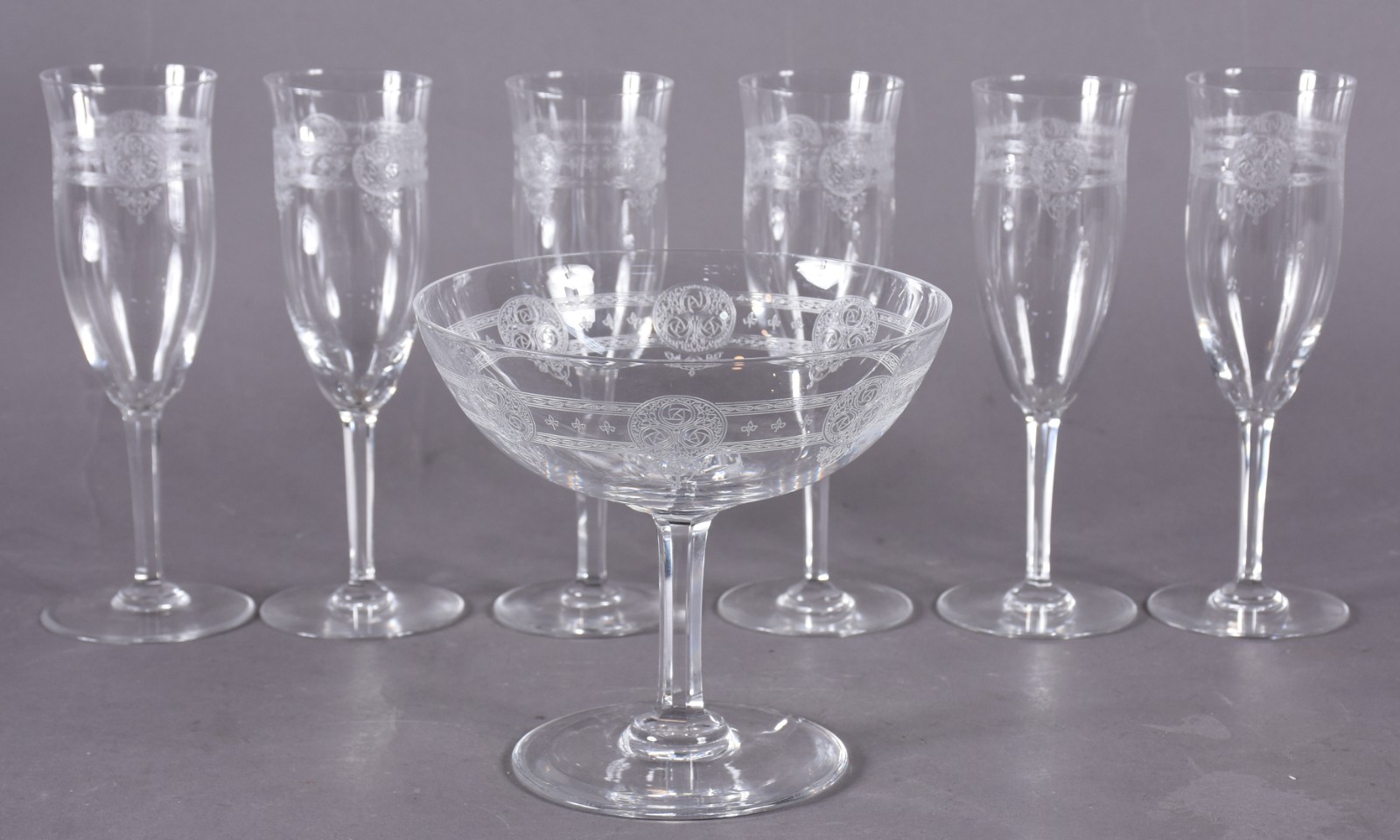 Sete peças de cristal frances lavrado, sendo 6 flutes para champagne... - foto 2 de 5