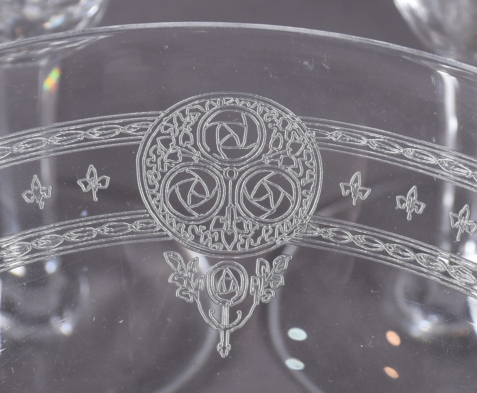 Sete peças de cristal frances lavrado, sendo 6 flutes para champagne... - foto 3 de 5