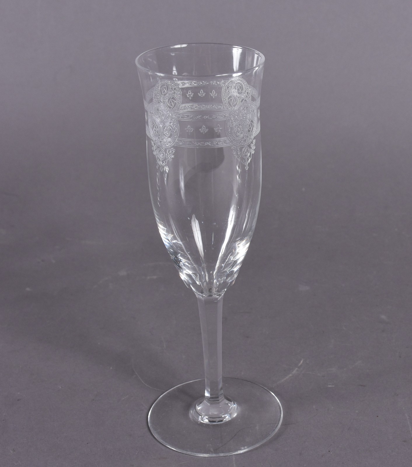 Sete peças de cristal frances lavrado, sendo 6 flutes para champagne... - foto 4 de 5