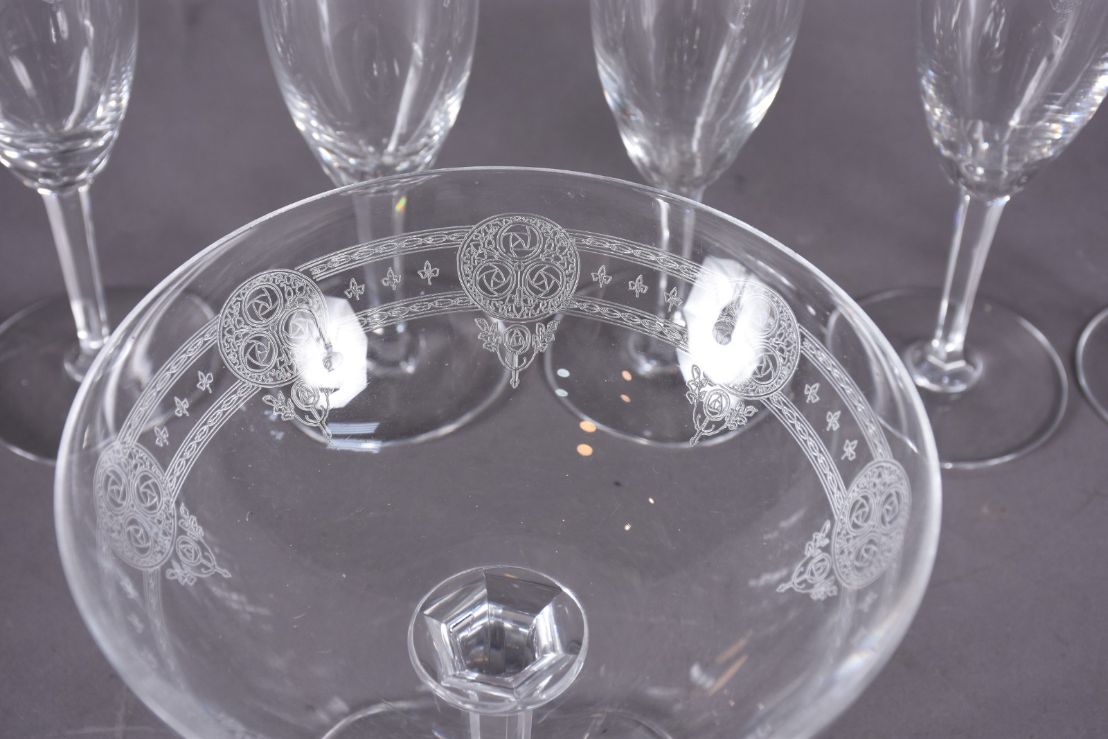 Sete peças de cristal frances lavrado, sendo 6 flutes para champagne... - foto 5 de 5