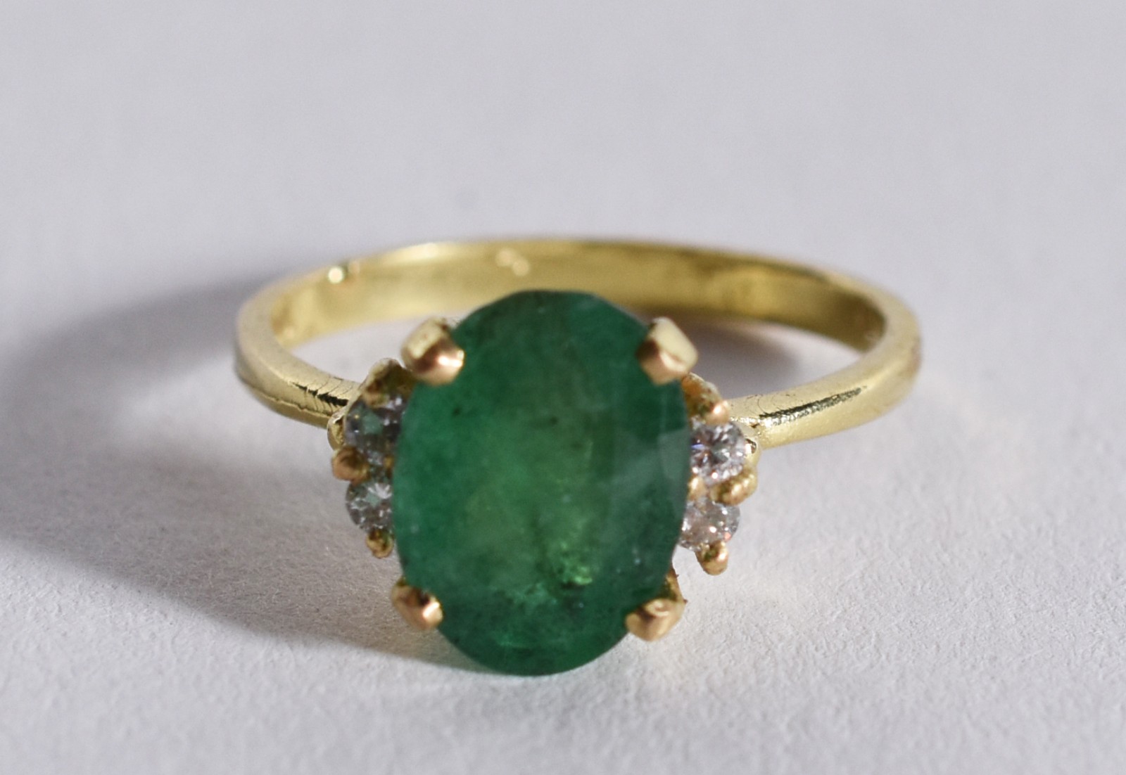 Anel de ouro 18 k, contraste 750, grande esmeralda lapidada oval e... - foto 1 de 4