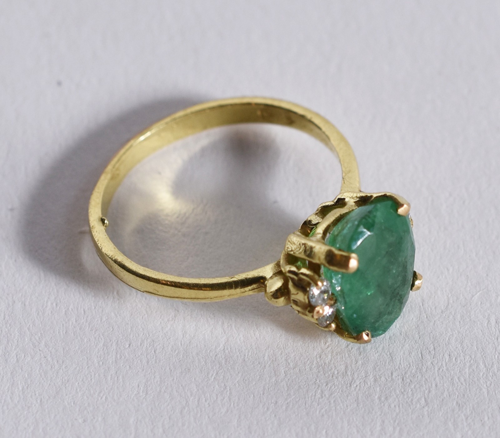 Anel de ouro 18 k, contraste 750, grande esmeralda lapidada oval e... - foto 2 de 4