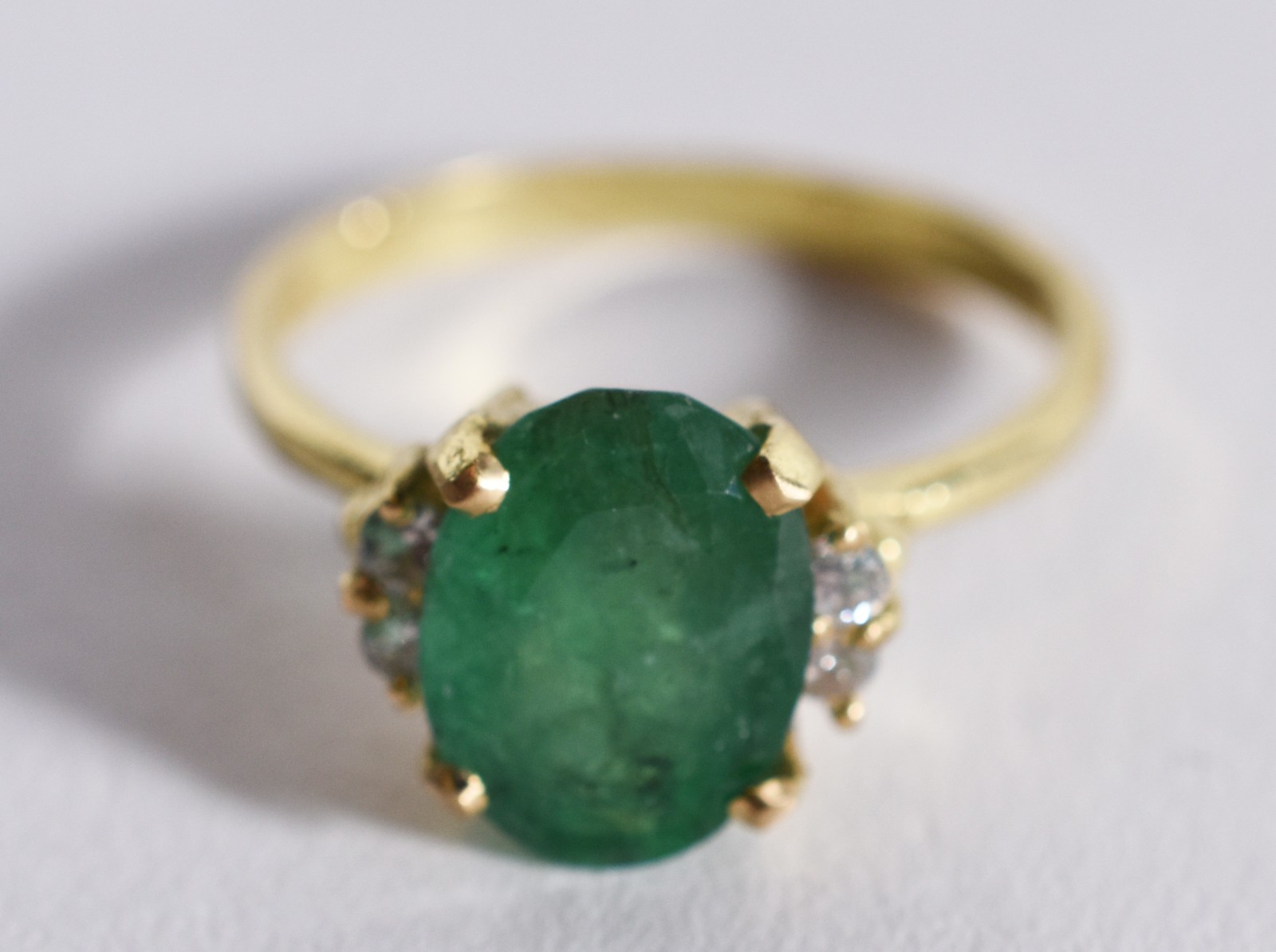 Anel de ouro 18 k, contraste 750, grande esmeralda lapidada oval e... - foto 3 de 4