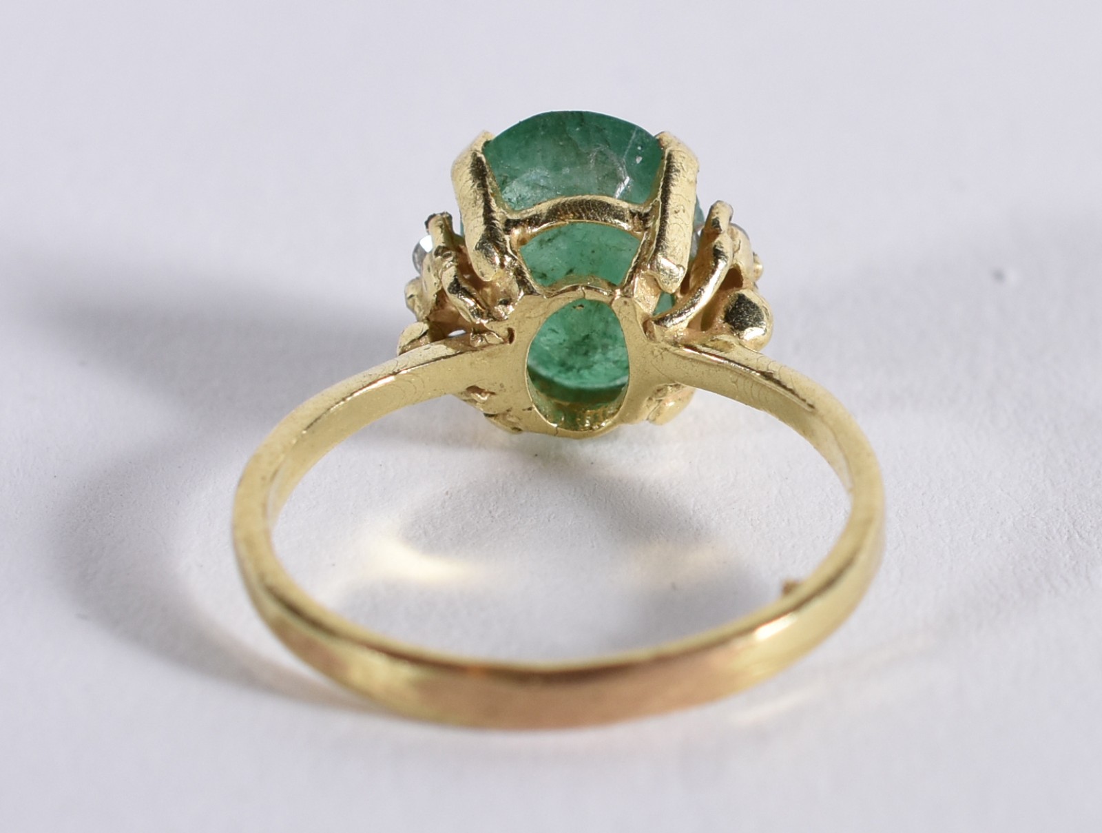 Anel de ouro 18 k, contraste 750, grande esmeralda lapidada oval e... - foto 4 de 4