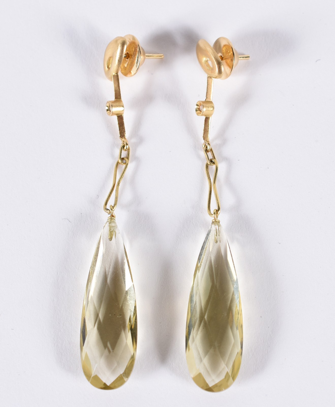 Par de brincos de ouro 18k, contraste 750 com modulo oval fosco na... - foto 2 de 5