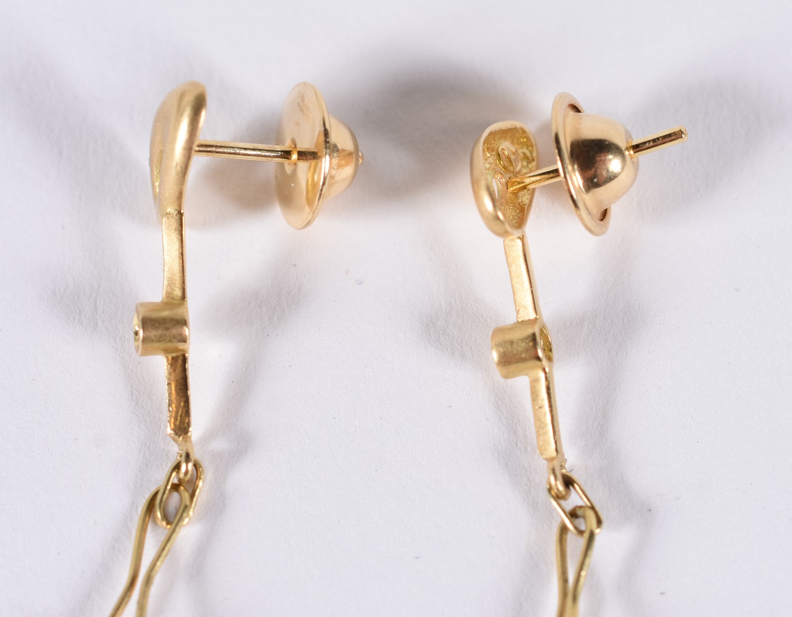 Par de brincos de ouro 18k, contraste 750 com modulo oval fosco na... - foto 3 de 5