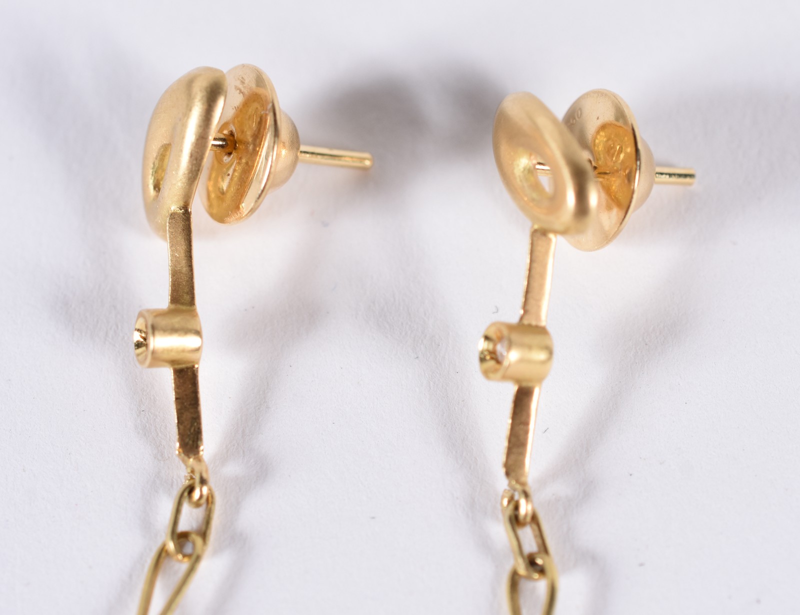 Par de brincos de ouro 18k, contraste 750 com modulo oval fosco na... - foto 5 de 5