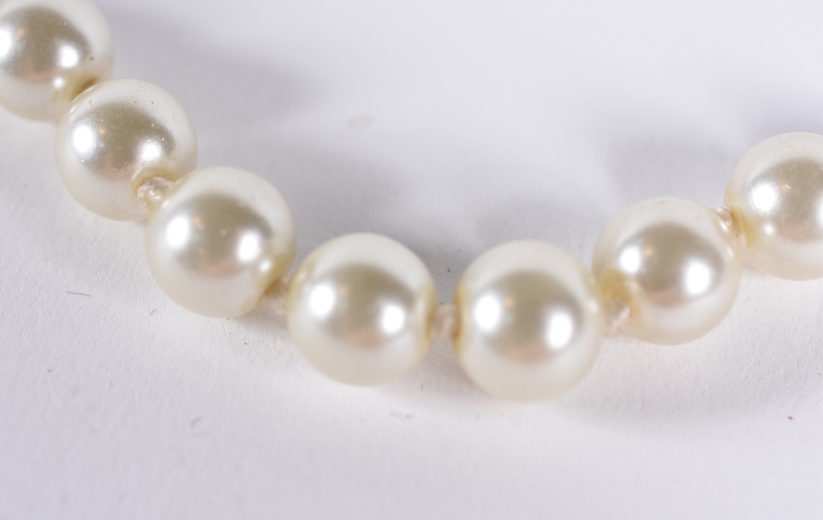 Colar de pérolas de um fio. (Por motivos de segurança a peça não se... - foto 1 de 4