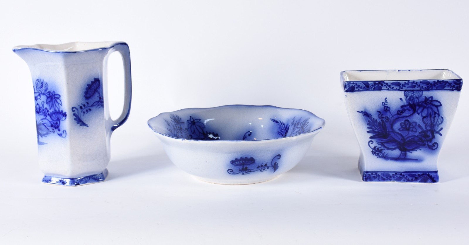 Três peças de faiança azul e branca, sendo: vaso feitio retangular... - foto 3 de 4