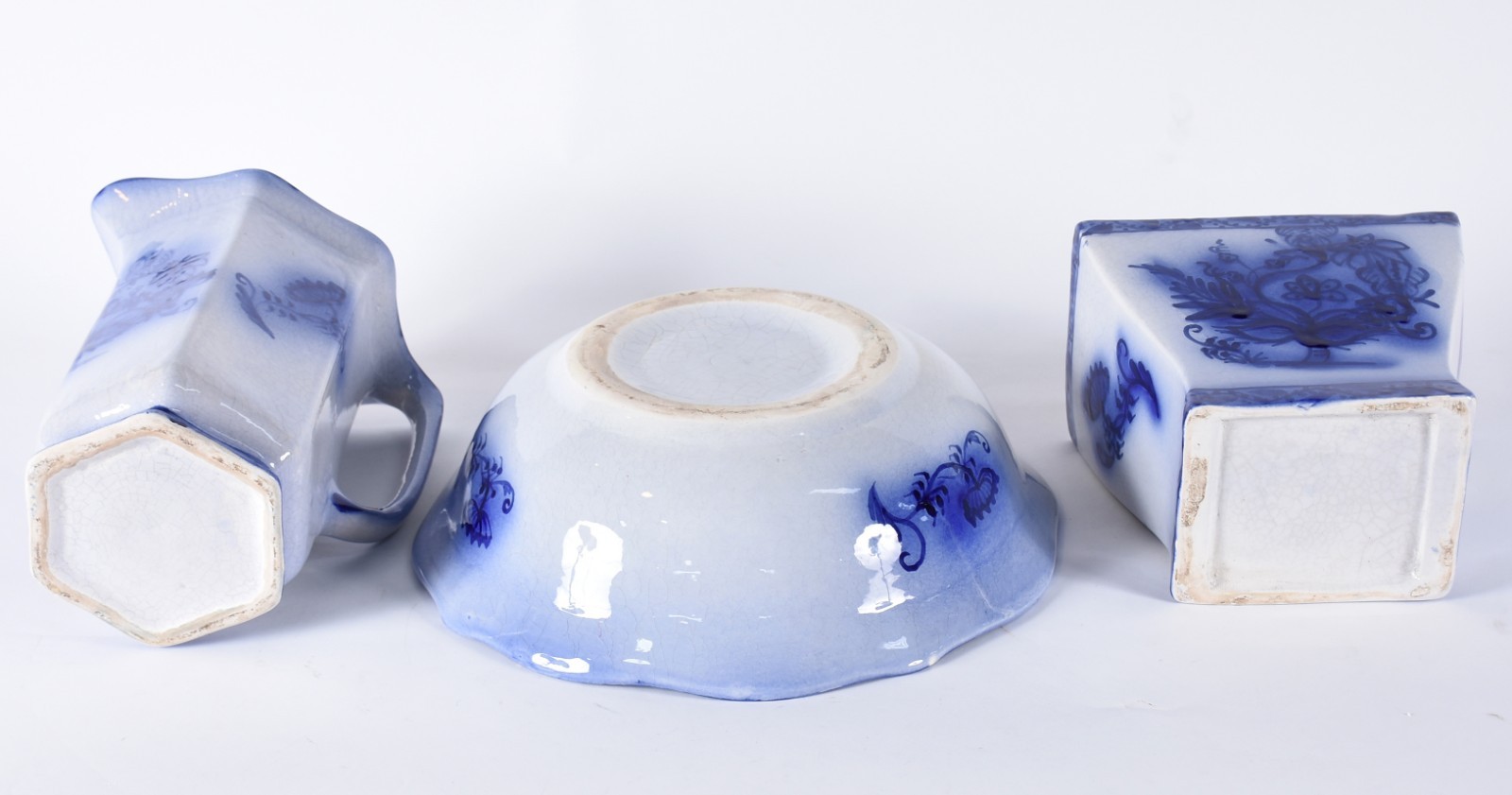 Três peças de faiança azul e branca, sendo: vaso feitio retangular... - foto 4 de 4