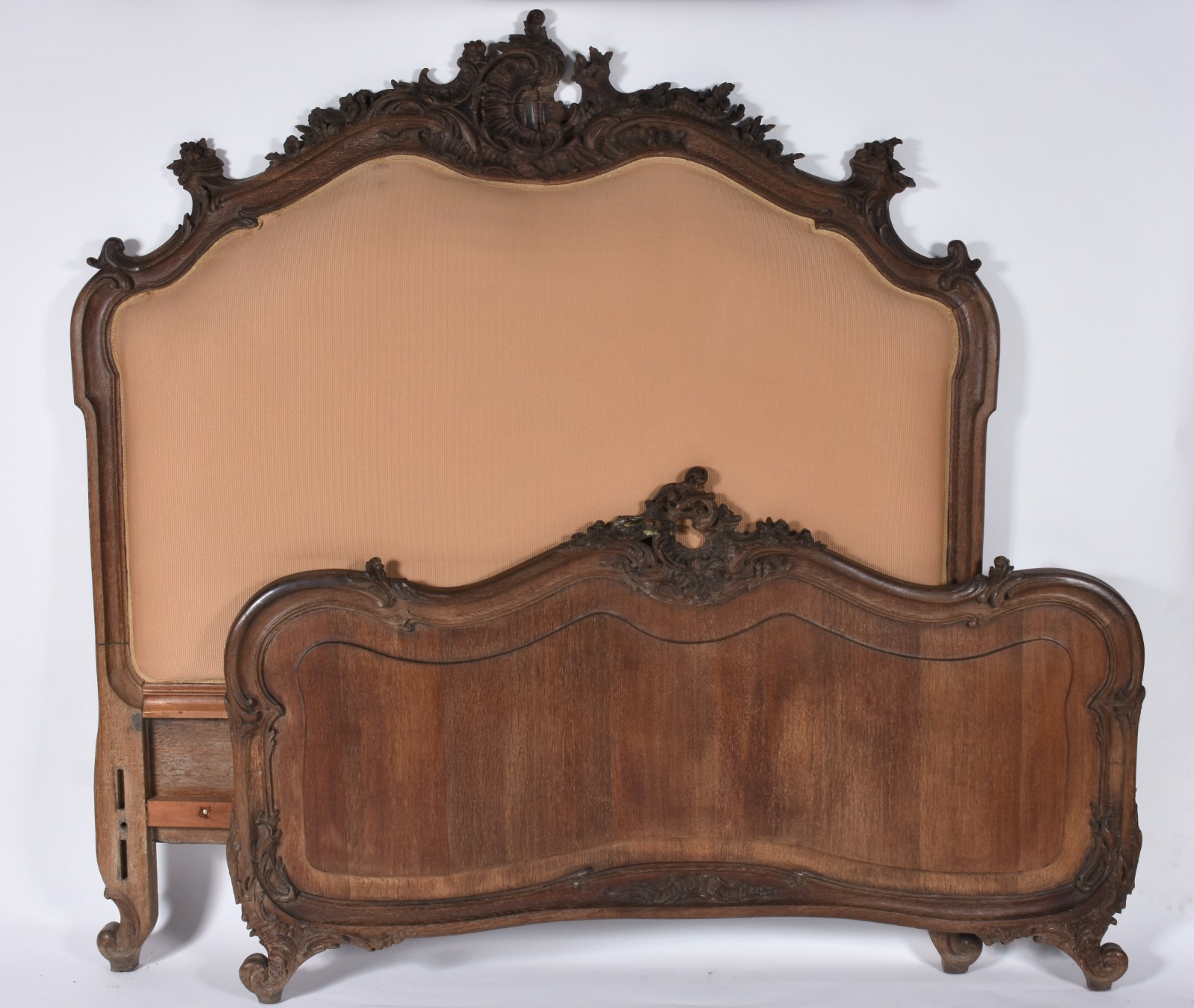 Conjunto de cama de casal de madeira nobre com trabalhos entalhados e... - foto 2 de 11