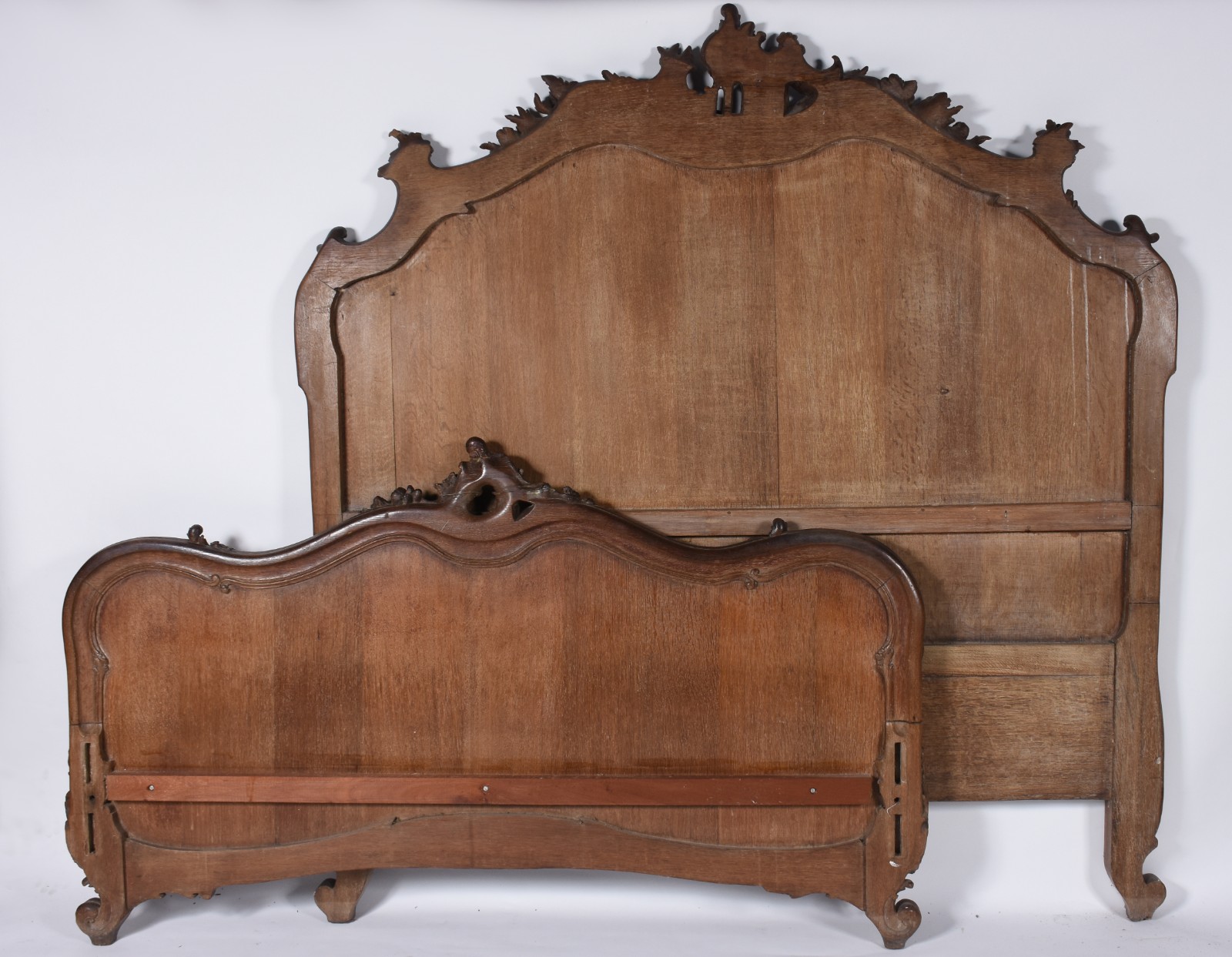 Conjunto de cama de casal de madeira nobre com trabalhos entalhados e... - foto 11 de 11