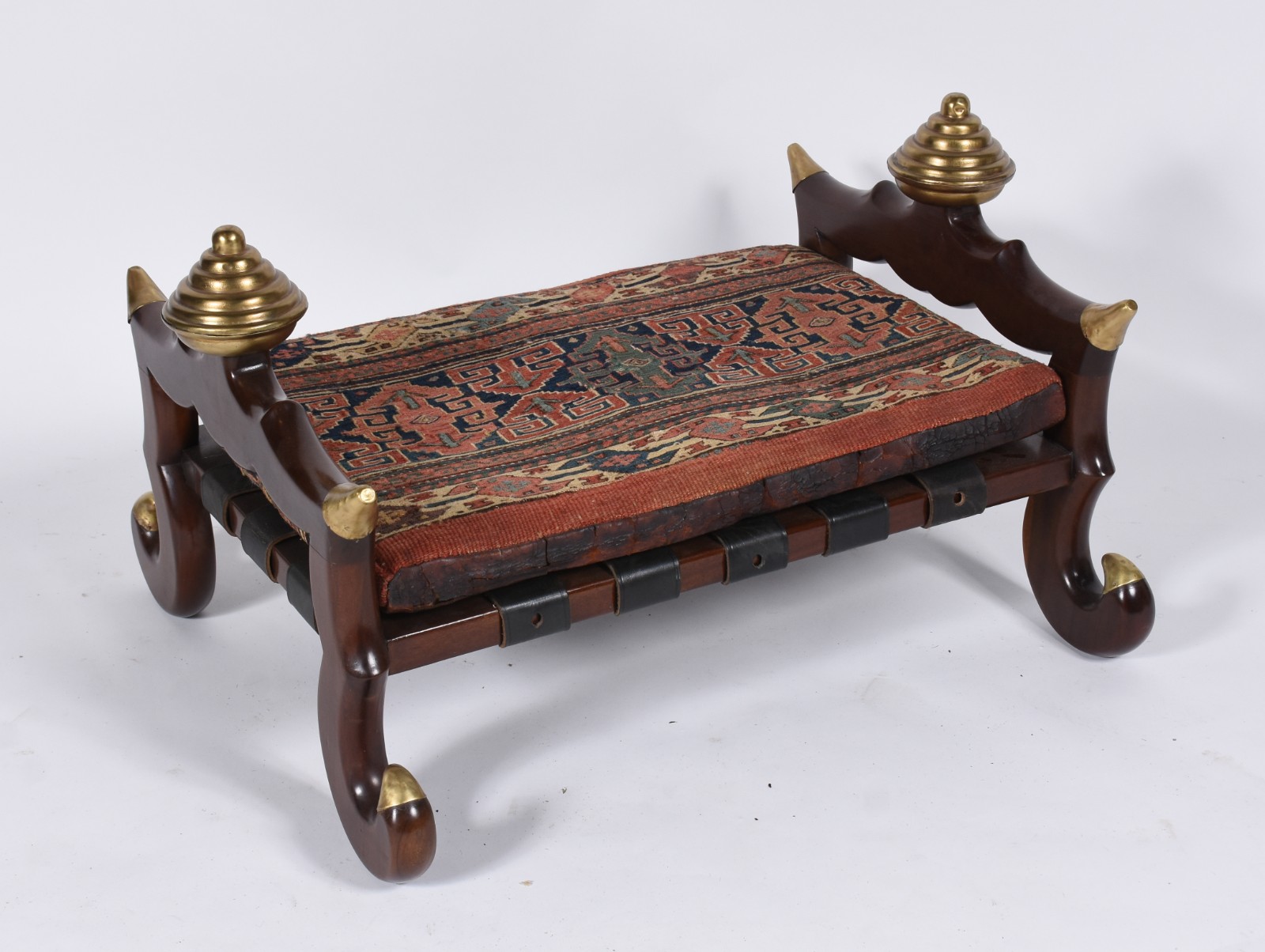 Banco oriental de madeira nobre, detalhes em metal dourado, almofada... - foto 1 de 5