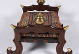 Banco oriental de madeira nobre, detalhes em me... - Banco oriental de madeira nobre, detalhes em metal dourado, almofada solta forrada com tapete.