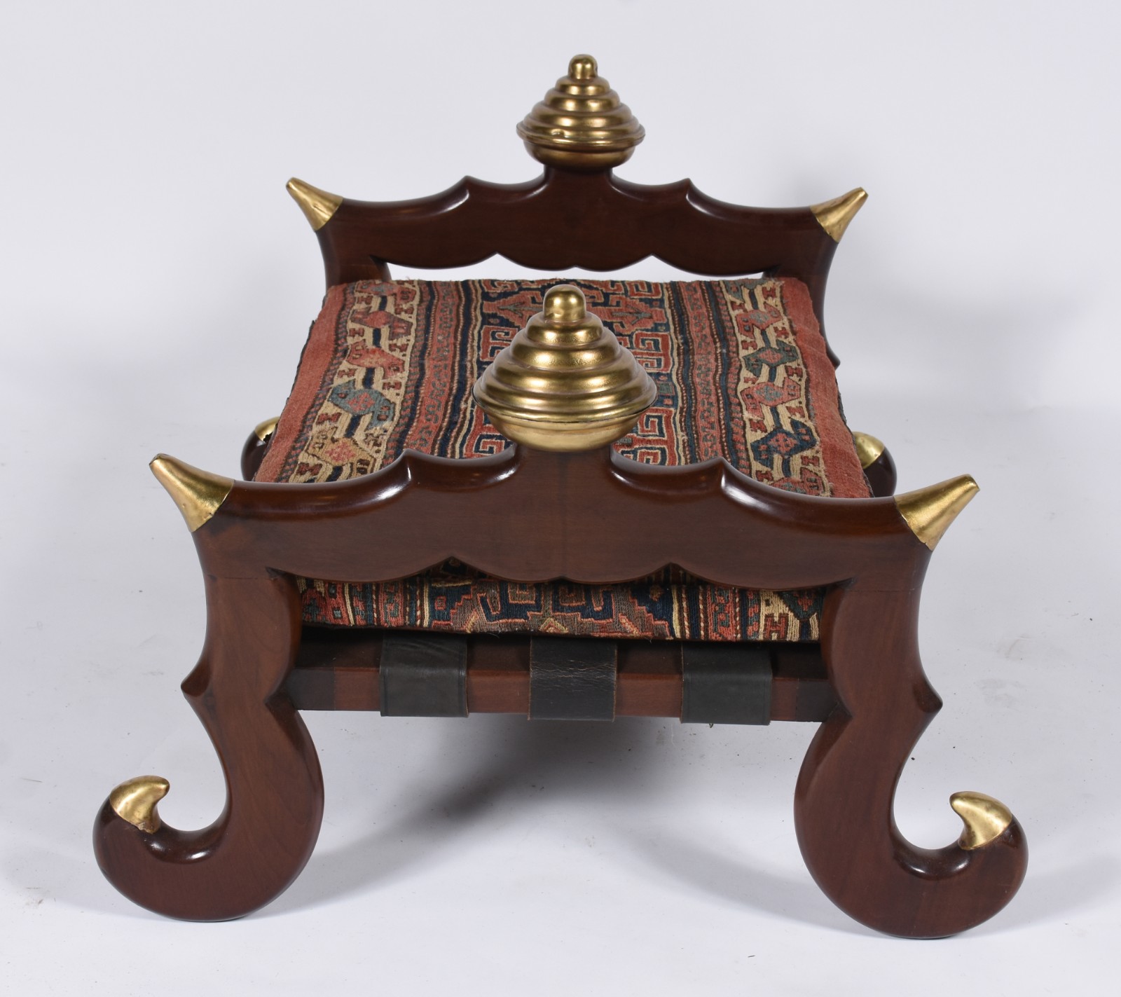 Banco oriental de madeira nobre, detalhes em metal dourado, almofada... - foto 4 de 5