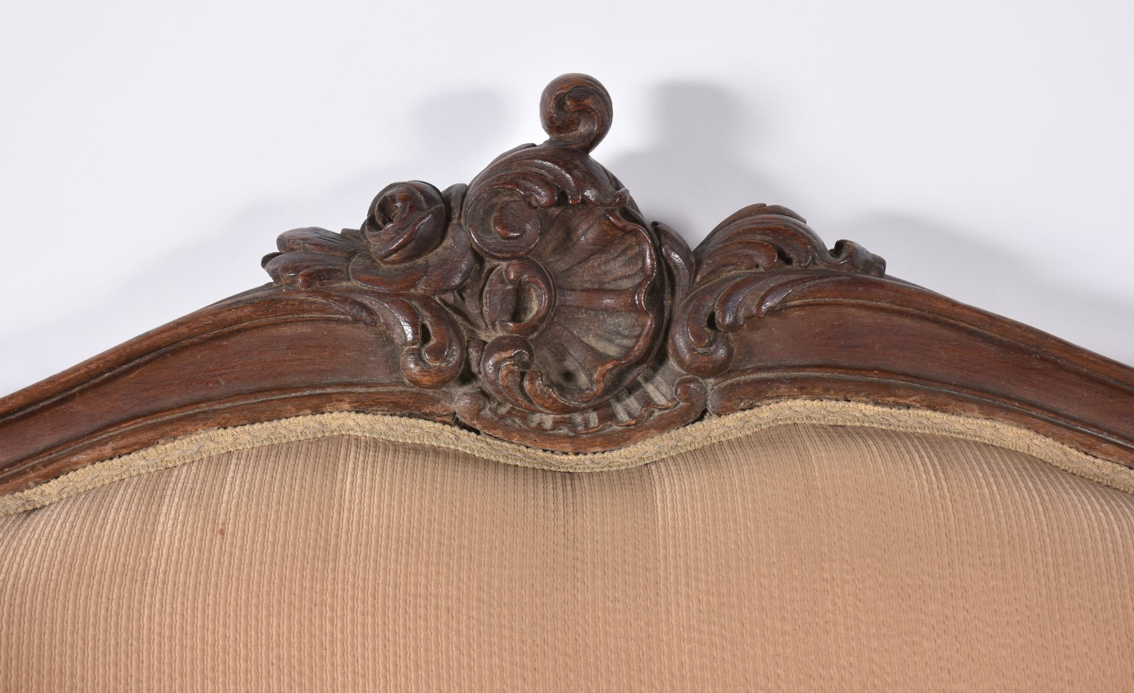 Bergere de madeira nobre, estilo Luis XV, estofamento forrado com... - foto 6 de 6