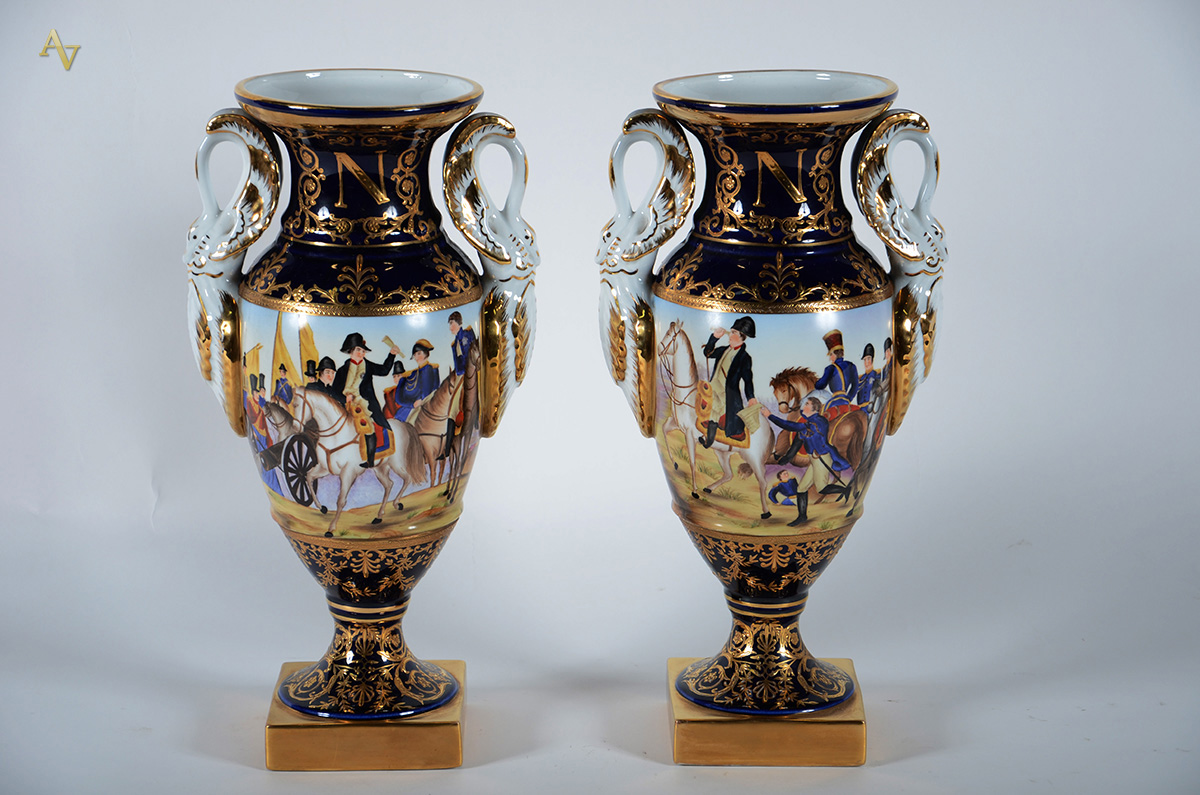 Par de belíssimas ânforas de porcelana c/ figura de Napoleão em...