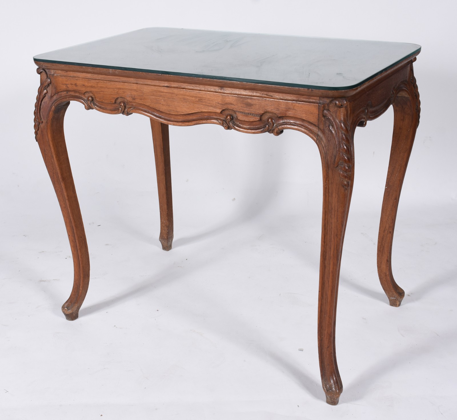 Mesa de apresentação de madeira nobre, saia recortada, pernas... - foto 1 de 4