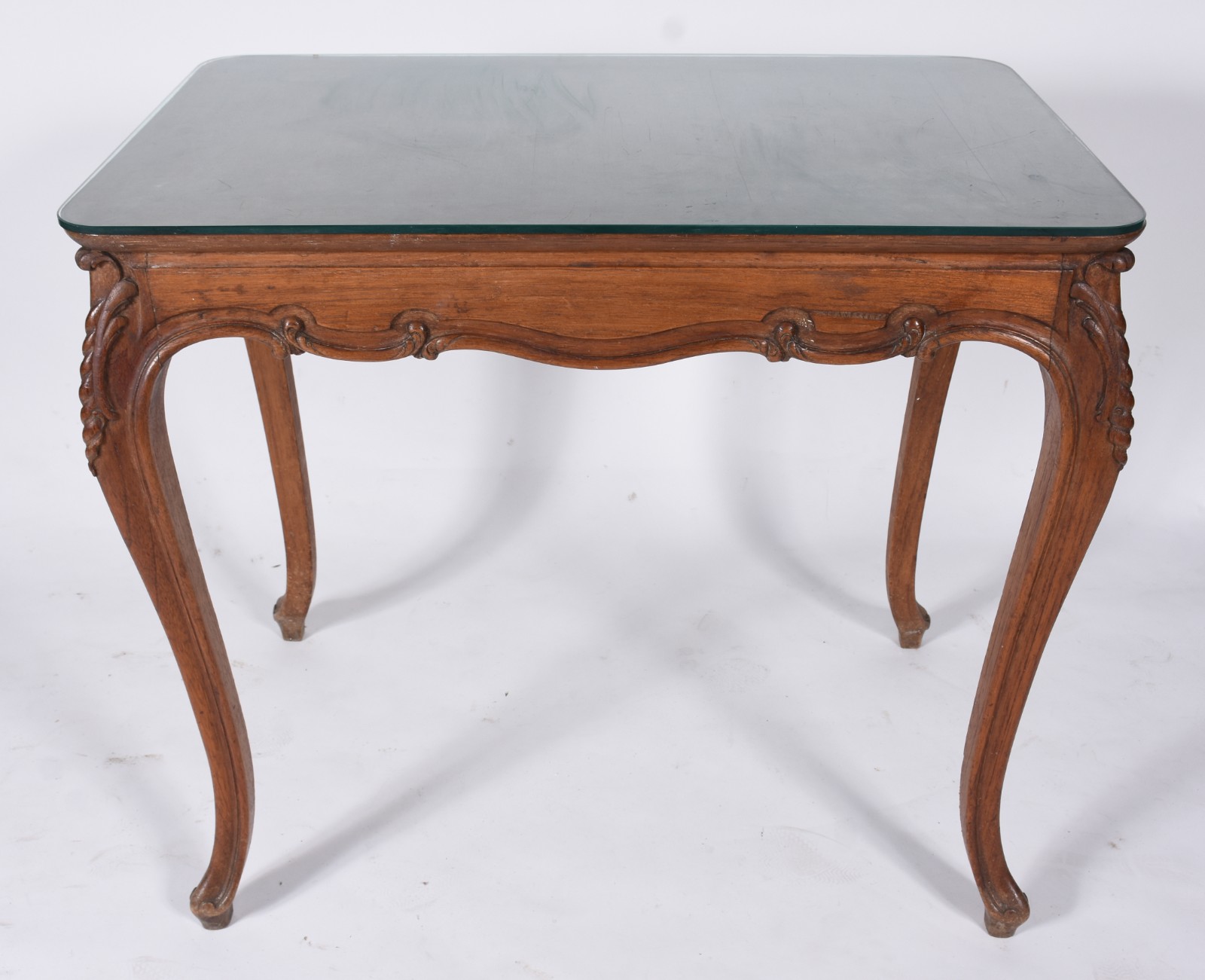 Mesa de apresentação de madeira nobre, saia recortada, pernas... - foto 2 de 4